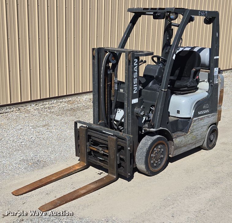 image for item EQ6852 Nissan MCO1F2A20LV  forklift