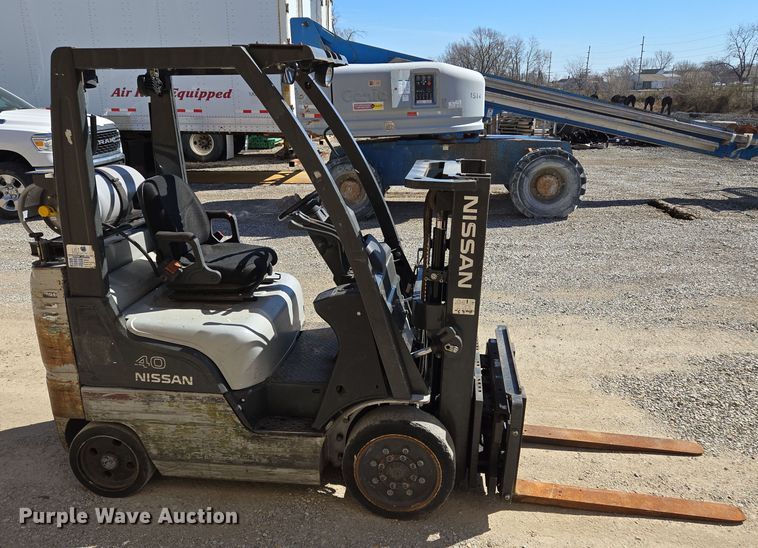 image for item EQ6852 Nissan MCO1F2A20LV  forklift