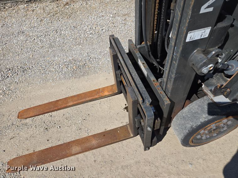 image for item EQ6852 Nissan MCO1F2A20LV  forklift