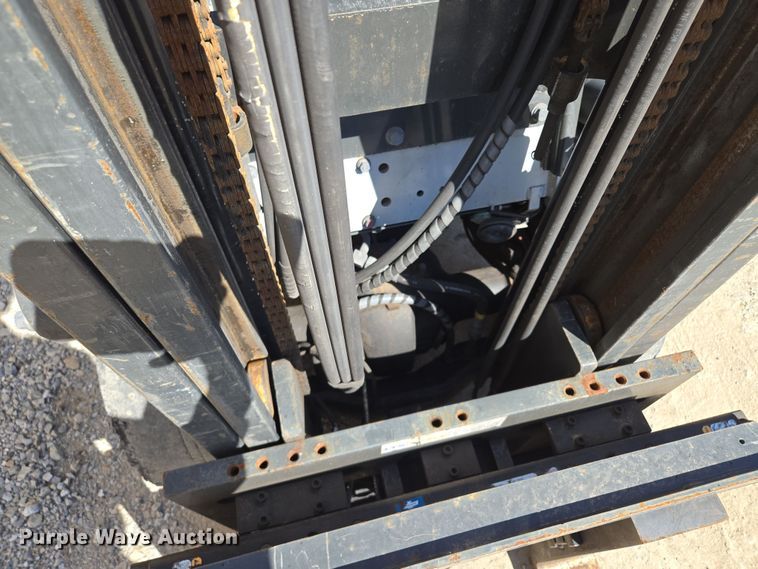 image for item EQ6852 Nissan MCO1F2A20LV  forklift