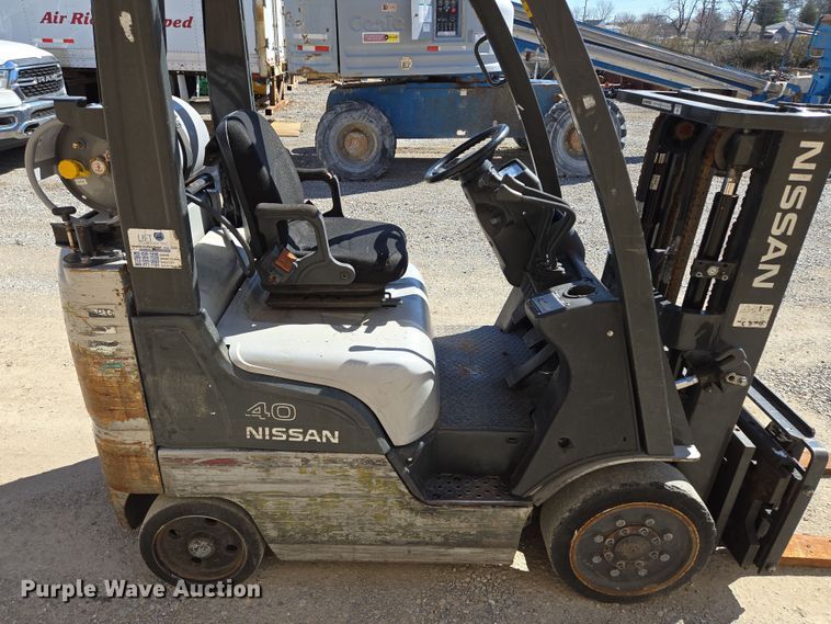 image for item EQ6852 Nissan MCO1F2A20LV  forklift