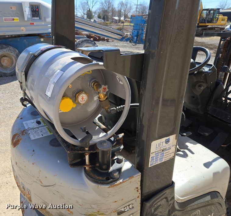 image for item EQ6852 Nissan MCO1F2A20LV  forklift