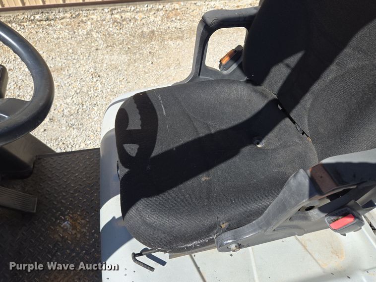 image for item EQ6852 Nissan MCO1F2A20LV  forklift