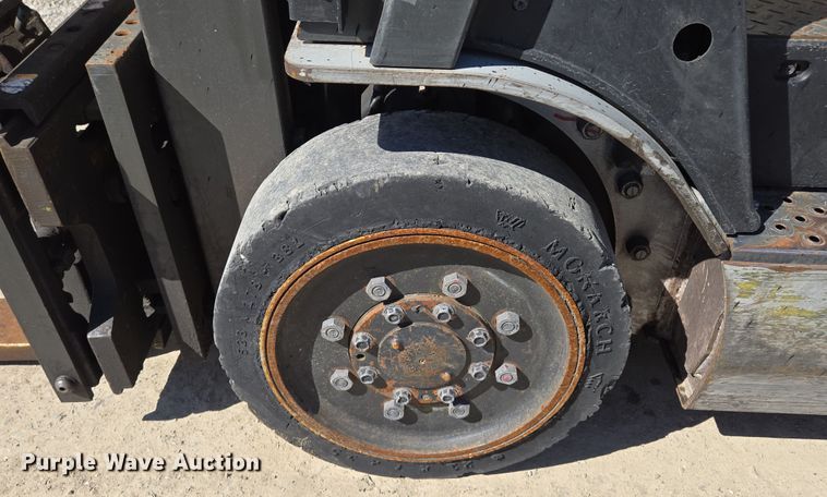 image for item EQ6852 Nissan MCO1F2A20LV  forklift