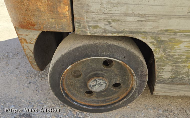 image for item EQ6852 Nissan MCO1F2A20LV  forklift