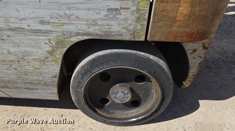 image for item EQ6852 Nissan MCO1F2A20LV  forklift