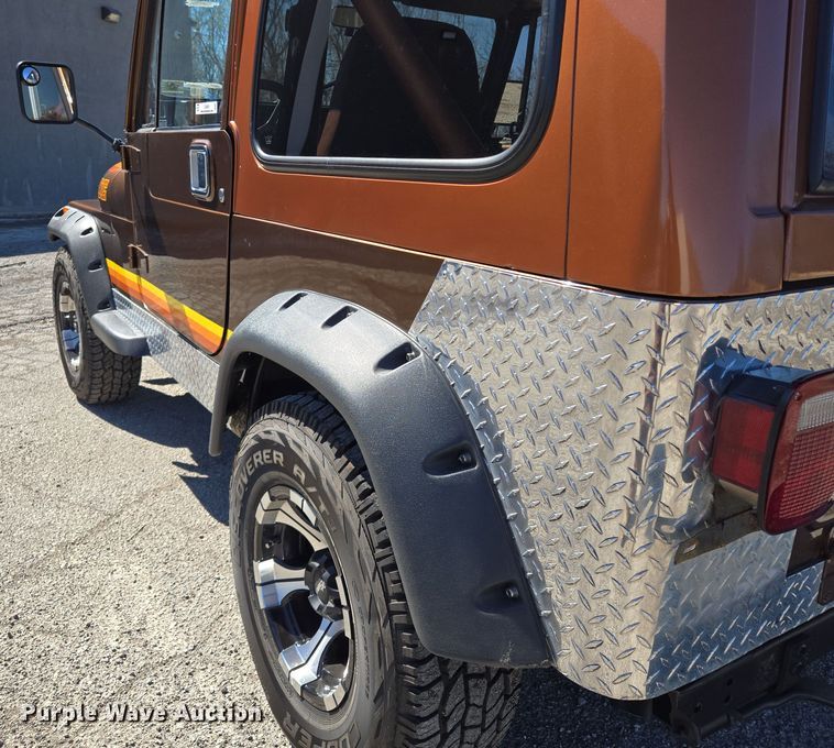 image for item EQ6881 1982 Jeep CJ7 SUV