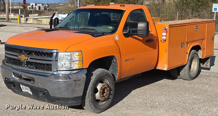 image for item EQ6902 2011 GMC Sierra 3500HD utility bed pickup truck