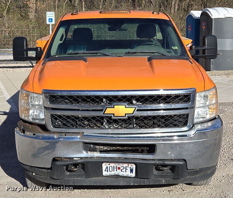 image for item EQ6902 2011 GMC Sierra 3500HD utility bed pickup truck