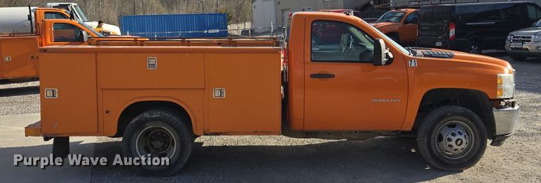 image for item EQ6902 2011 GMC Sierra 3500HD utility bed pickup truck