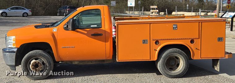 image for item EQ6902 2011 GMC Sierra 3500HD utility bed pickup truck