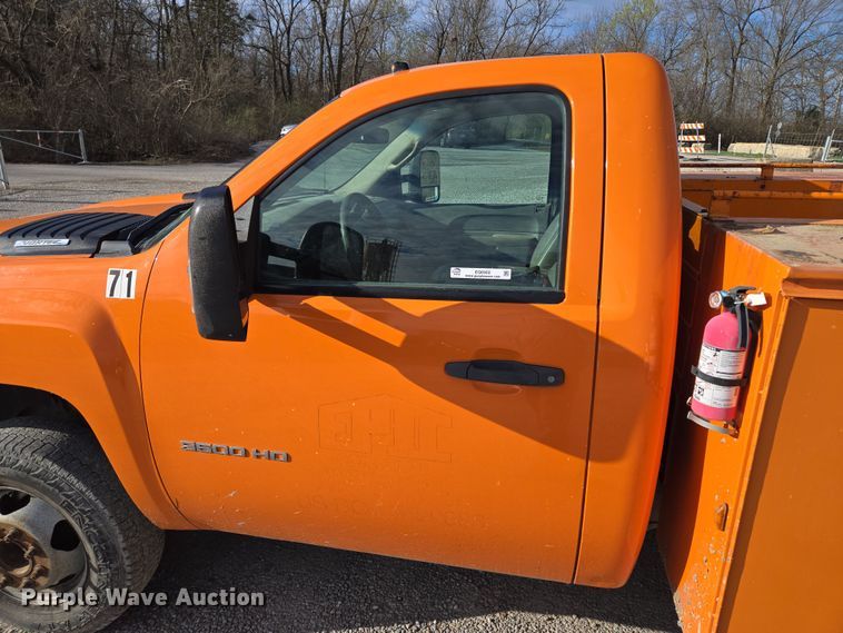 image for item EQ6902 2011 GMC Sierra 3500HD utility bed pickup truck