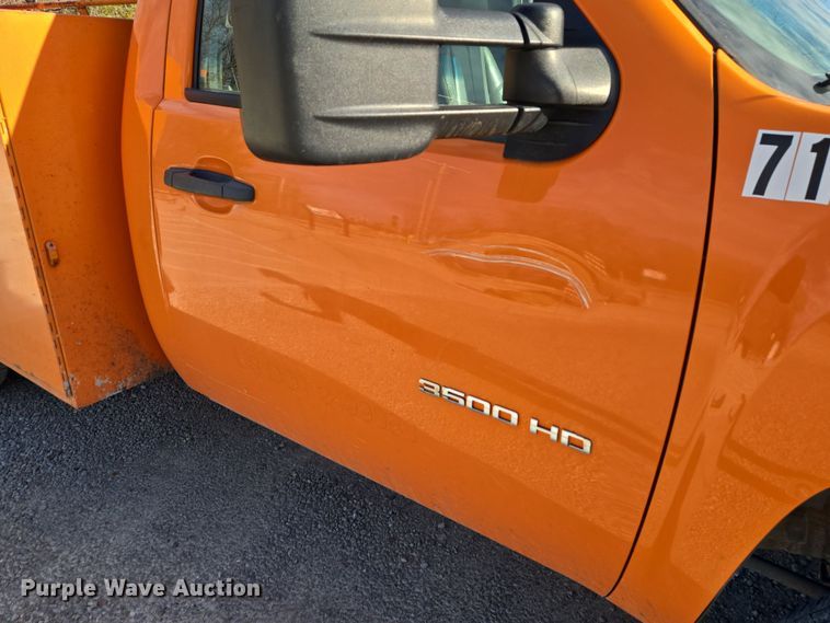 image for item EQ6902 2011 GMC Sierra 3500HD utility bed pickup truck