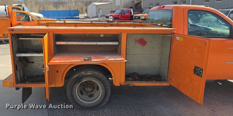 image for item EQ6902 2011 GMC Sierra 3500HD utility bed pickup truck