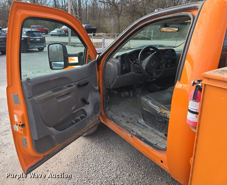 image for item EQ6902 2011 GMC Sierra 3500HD utility bed pickup truck