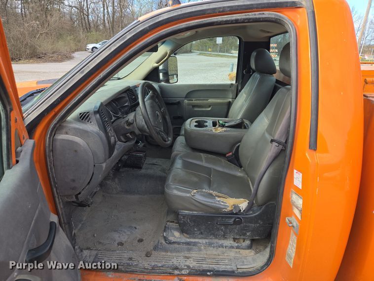 image for item EQ6902 2011 GMC Sierra 3500HD utility bed pickup truck