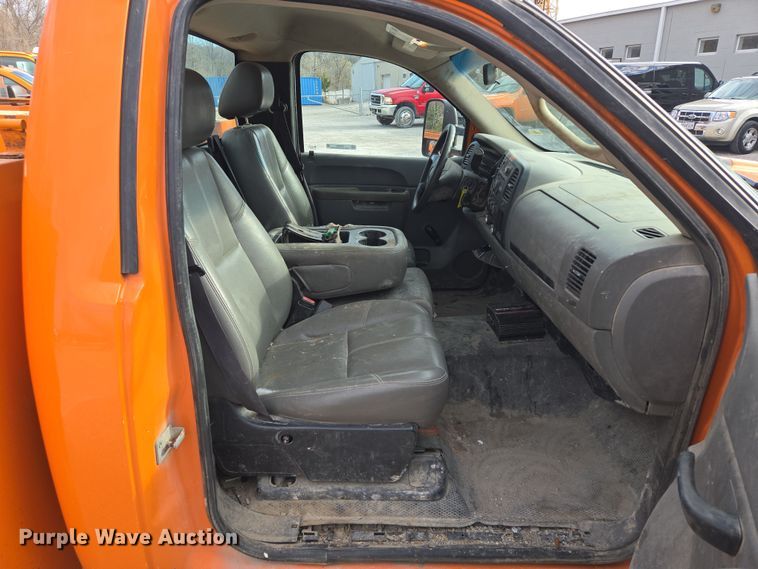 image for item EQ6902 2011 GMC Sierra 3500HD utility bed pickup truck