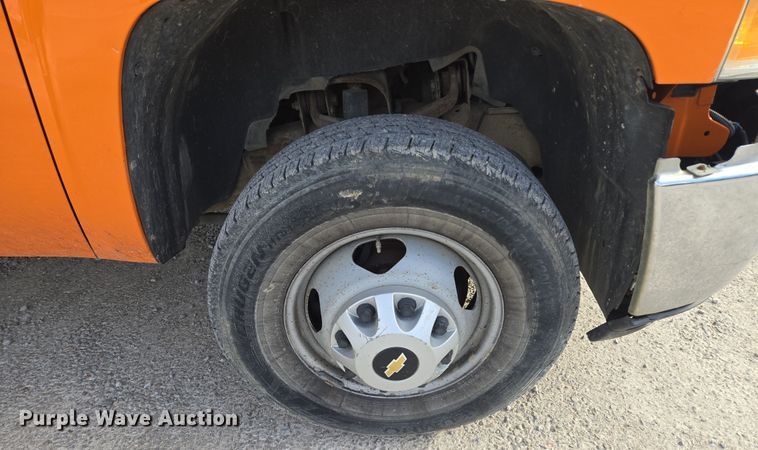 image for item EQ6902 2011 GMC Sierra 3500HD utility bed pickup truck