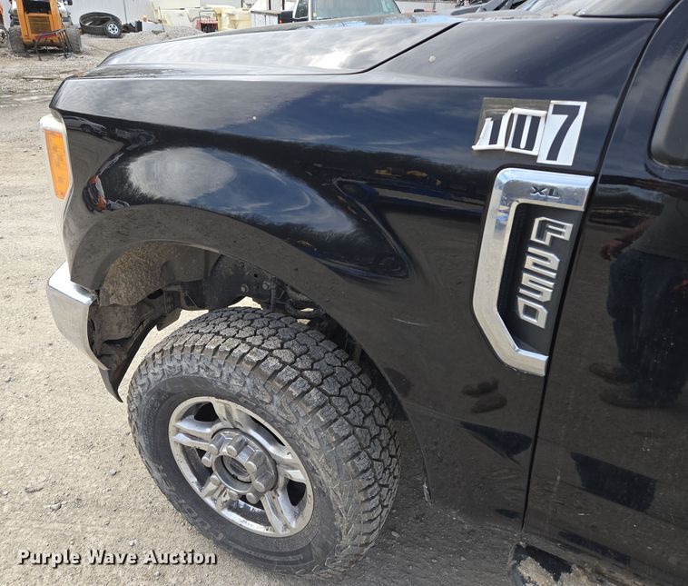 image for item EQ6907 2017 Ford  F250 Super Duty XL  Crew Cab pickup truck