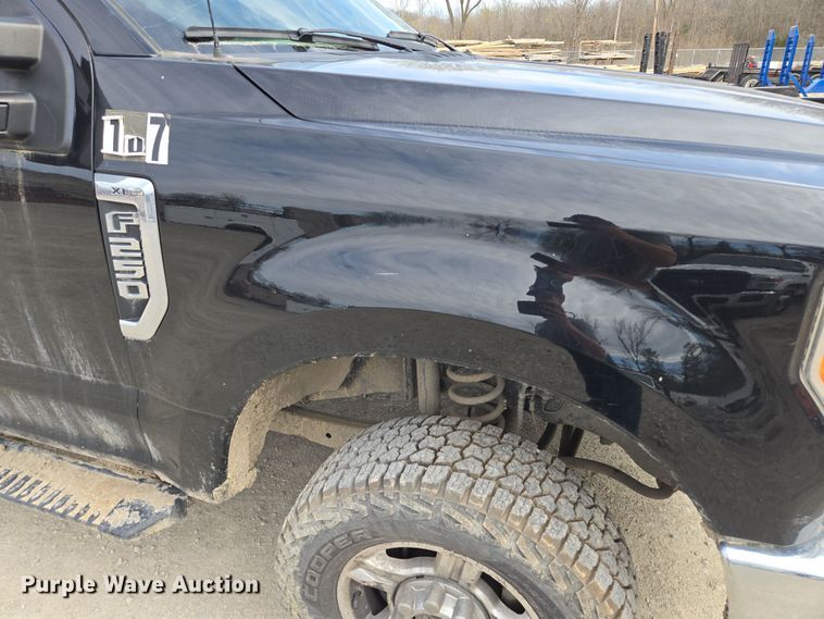 image for item EQ6907 2017 Ford  F250 Super Duty XL  Crew Cab pickup truck