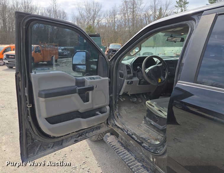 image for item EQ6907 2017 Ford  F250 Super Duty XL  Crew Cab pickup truck