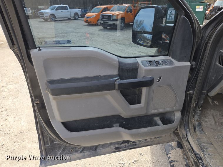 image for item EQ6907 2017 Ford  F250 Super Duty XL  Crew Cab pickup truck