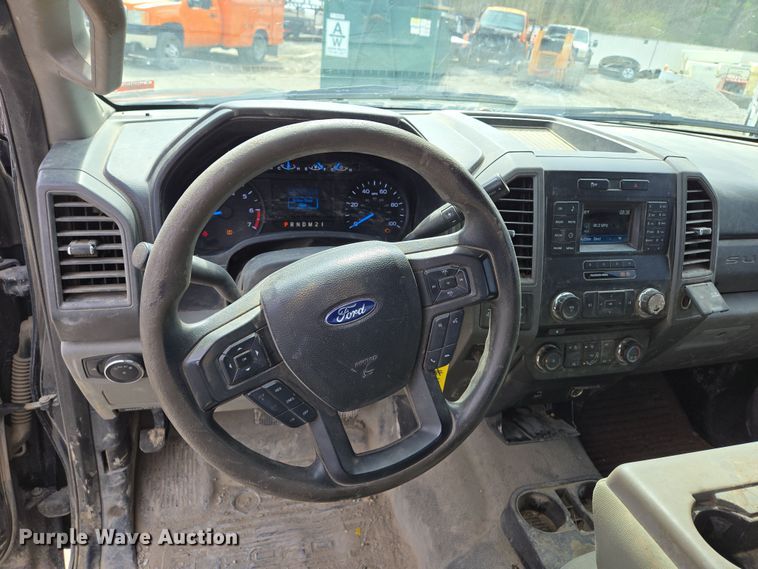 image for item EQ6907 2017 Ford  F250 Super Duty XL  Crew Cab pickup truck