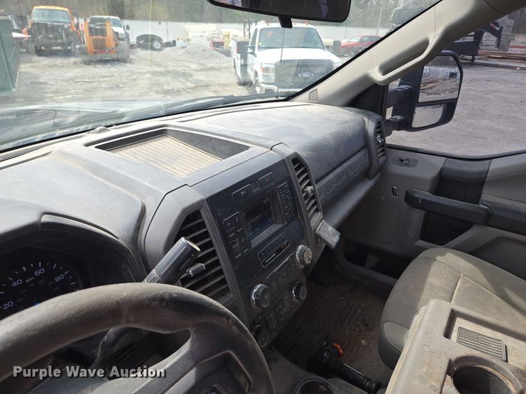 image for item EQ6907 2017 Ford  F250 Super Duty XL  Crew Cab pickup truck