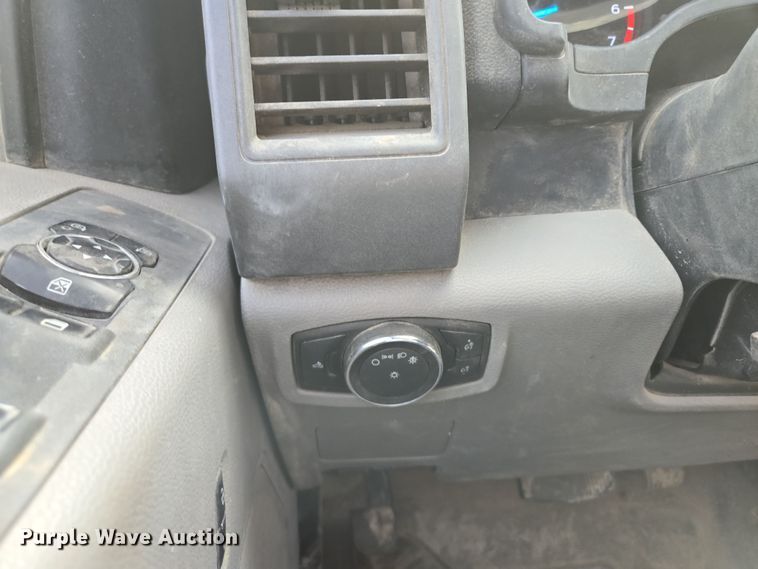 image for item EQ6907 2017 Ford  F250 Super Duty XL  Crew Cab pickup truck