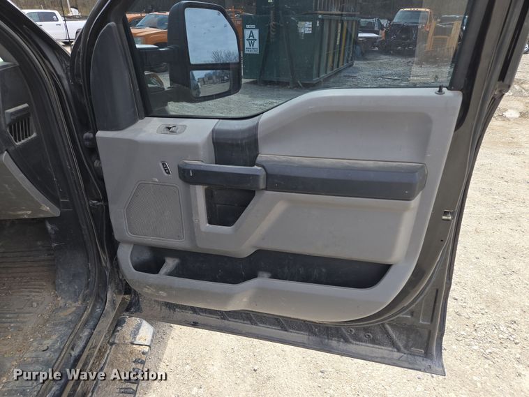 image for item EQ6907 2017 Ford  F250 Super Duty XL  Crew Cab pickup truck