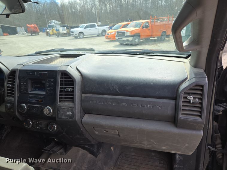 image for item EQ6907 2017 Ford  F250 Super Duty XL  Crew Cab pickup truck