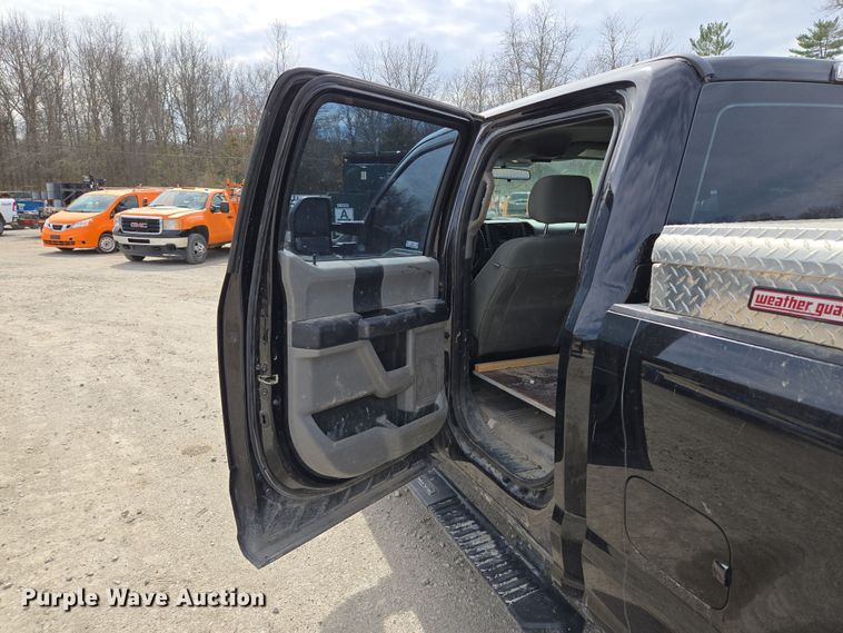 image for item EQ6907 2017 Ford  F250 Super Duty XL  Crew Cab pickup truck