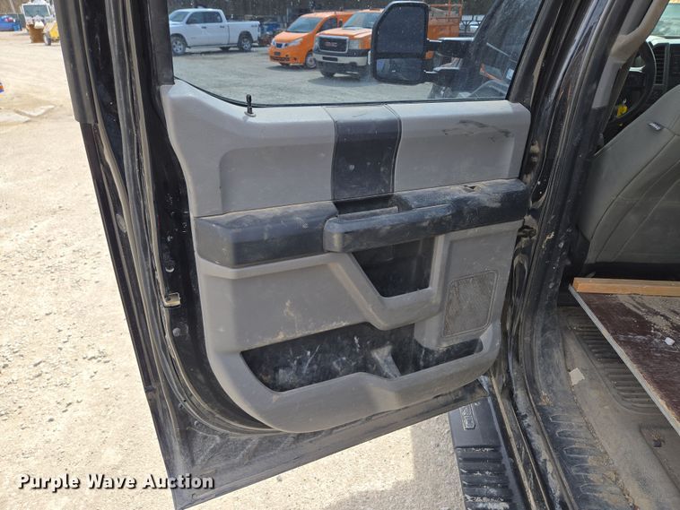 image for item EQ6907 2017 Ford  F250 Super Duty XL  Crew Cab pickup truck