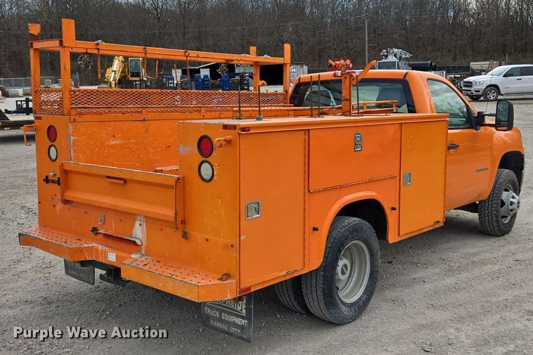 image for item EQ6913 2011 GMC  Sierra 3500HD utility bed pickup truck