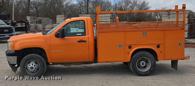 image for item EQ6913 2011 GMC  Sierra 3500HD utility bed pickup truck