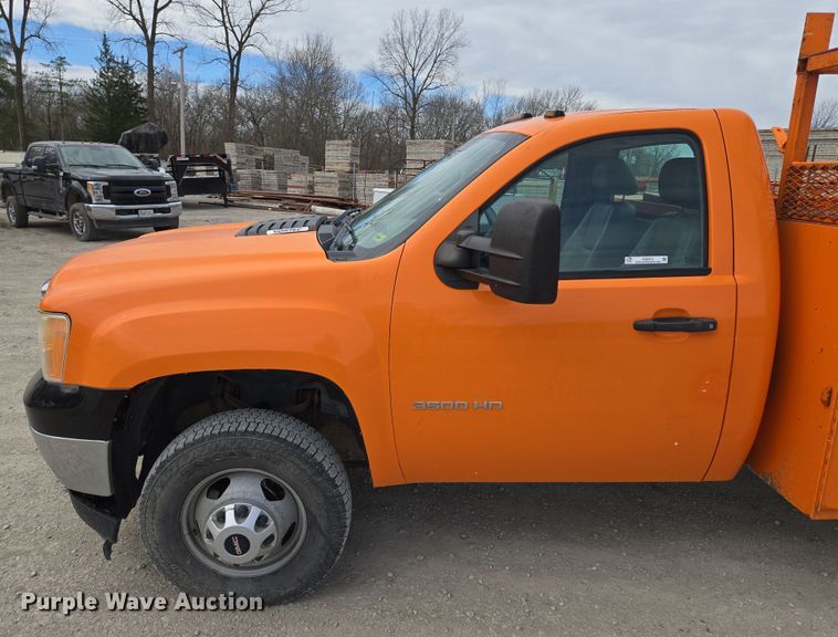 image for item EQ6913 2011 GMC  Sierra 3500HD utility bed pickup truck