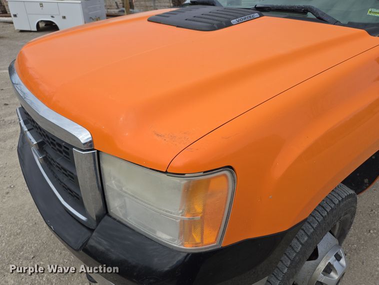 image for item EQ6913 2011 GMC  Sierra 3500HD utility bed pickup truck