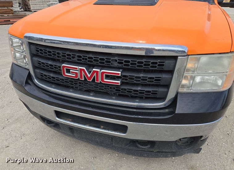 image for item EQ6913 2011 GMC  Sierra 3500HD utility bed pickup truck