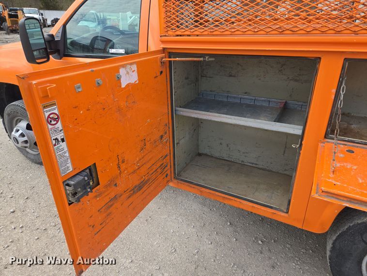 image for item EQ6913 2011 GMC  Sierra 3500HD utility bed pickup truck