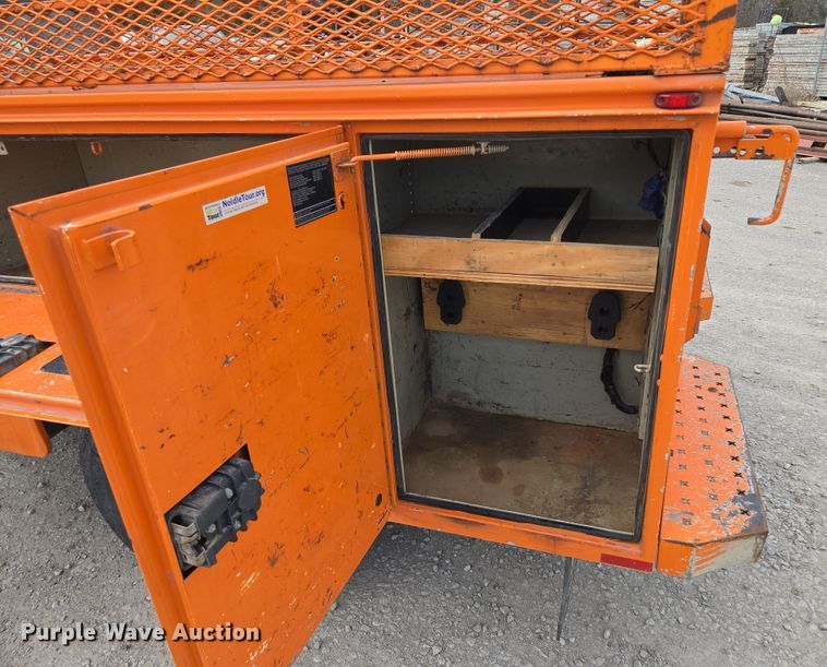 image for item EQ6913 2011 GMC  Sierra 3500HD utility bed pickup truck