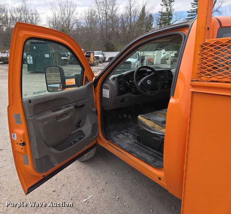 image for item EQ6913 2011 GMC  Sierra 3500HD utility bed pickup truck