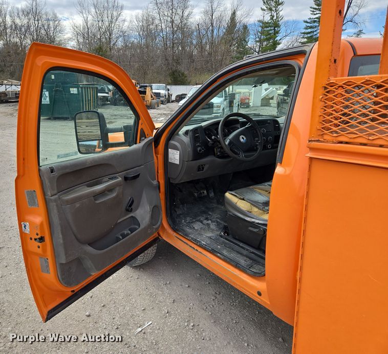 image for item EQ6913 2011 GMC  Sierra 3500HD utility bed pickup truck