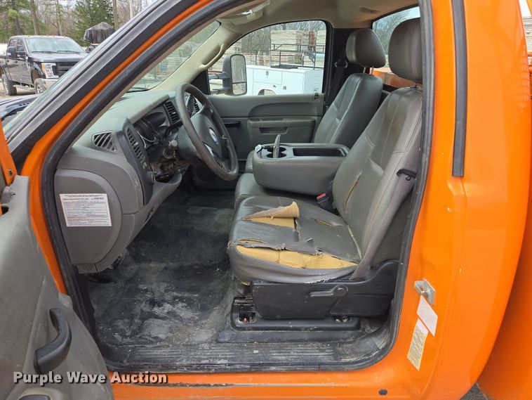 image for item EQ6913 2011 GMC  Sierra 3500HD utility bed pickup truck