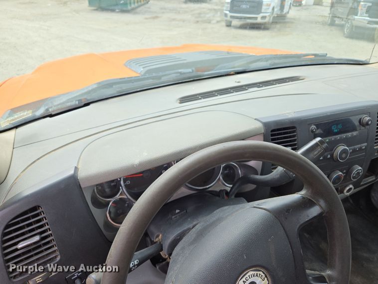 image for item EQ6913 2011 GMC  Sierra 3500HD utility bed pickup truck