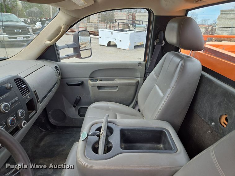 image for item EQ6913 2011 GMC  Sierra 3500HD utility bed pickup truck