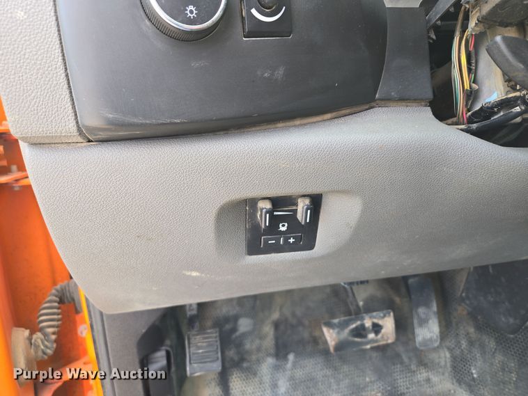 image for item EQ6913 2011 GMC  Sierra 3500HD utility bed pickup truck