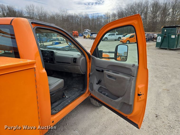 image for item EQ6913 2011 GMC  Sierra 3500HD utility bed pickup truck