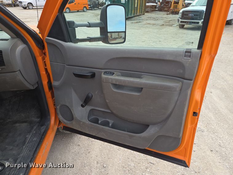 image for item EQ6913 2011 GMC  Sierra 3500HD utility bed pickup truck