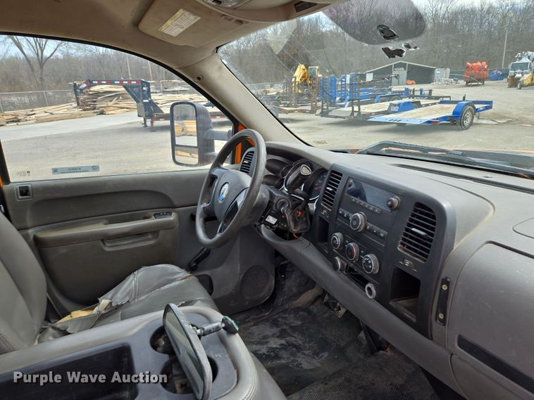 image for item EQ6913 2011 GMC  Sierra 3500HD utility bed pickup truck