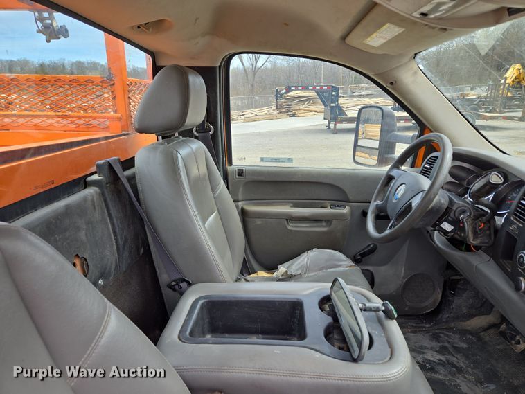 image for item EQ6913 2011 GMC  Sierra 3500HD utility bed pickup truck